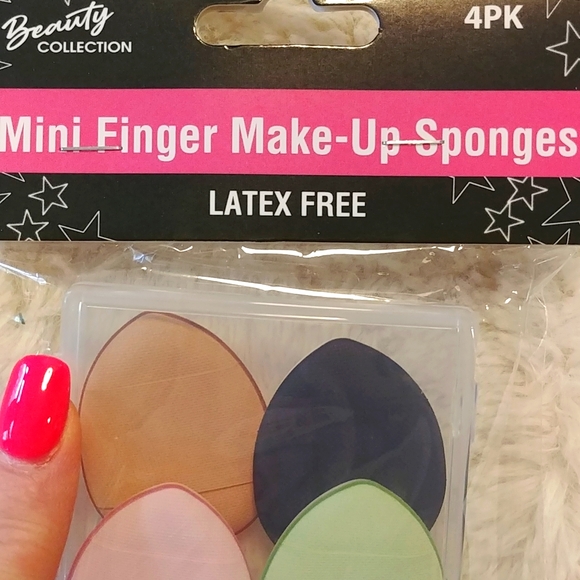 🎉2/$16 NEW Mini Finger Makeup Sponges in Case with Wet n Wild Smokey Brush - Picture 2 of 3